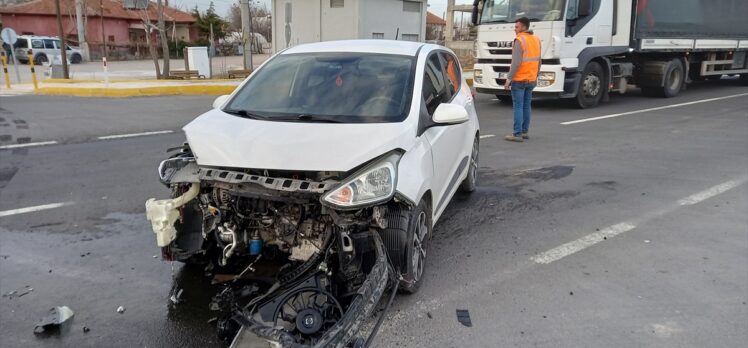 Aksaray'da ambulans ile otomobilin çarpıştığı kazada 4 kişi yaralandı