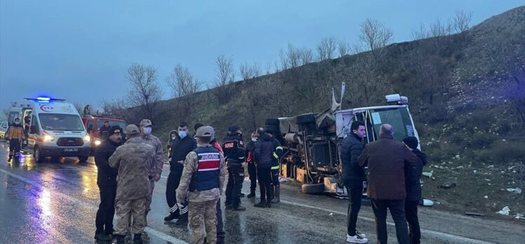 Amasya'da tur otobüsünün devrilmesi sonucu 27 kişi yaralandı