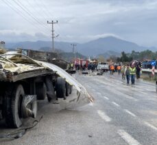 Antalya'da kamyon ile tırın çarpıştığı kazada bir kişi öldü, bir kişi yaralandı