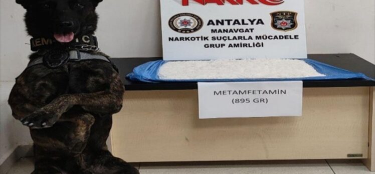 Antalya'da narkotik arama köpeği “Pars”ın uyuşturucu bulduğu araçtaki 3 kişi tutuklandı