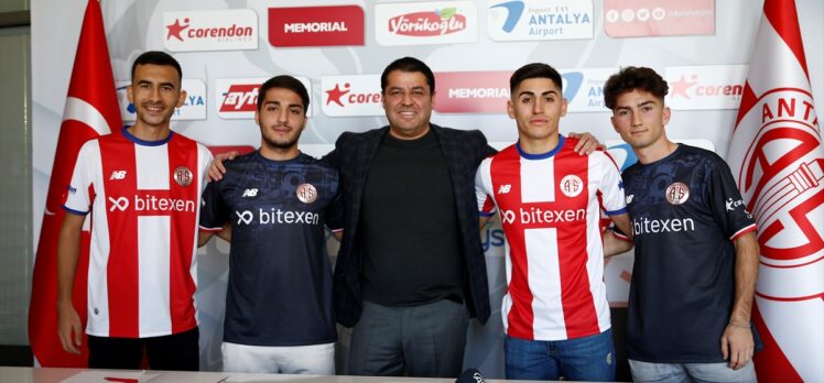 Antalyaspor, 4 futbolcuyla profesyonel sözleşme imzaladı