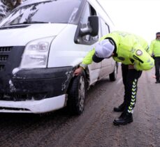 Kars ve Ardahan'da ekiplerce zorunlu kış lastiği denetimi yapıldı