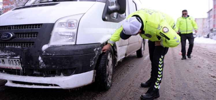 Kars ve Ardahan'da ekiplerce zorunlu kış lastiği denetimi yapıldı