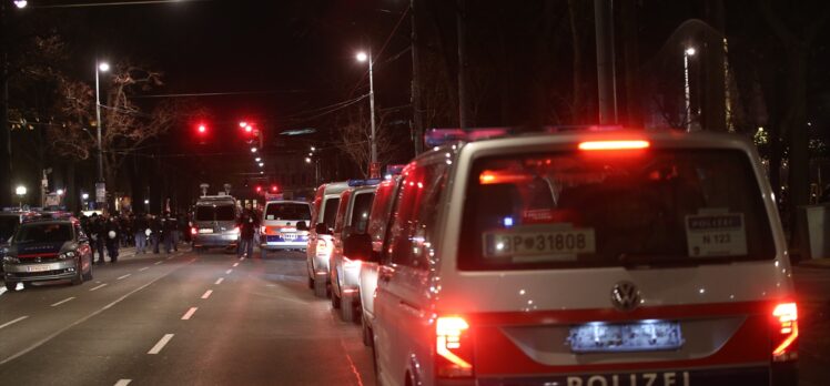 Avusturya’da sokağa çıkma kısıtlamasına rağmen Kovid-19 önlemleri protesto edildi