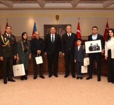 Akar, “topraklarını kurtarma” sözünü tutan Azerbaycanlı şehit subayın ailesi ile bir araya geldi