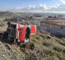 Başakşehir'de dondurulmuş gıda yüklü kamyonet devrildi