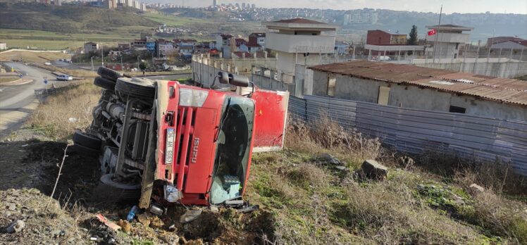 Başakşehir'de dondurulmuş gıda yüklü kamyonet devrildi