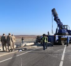 Batman'da köprüde korkuluklara çarparak devrilen tır duble yol arasında sıkıştı