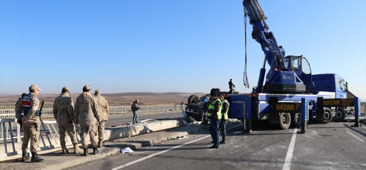 Batman'da köprüde korkuluklara çarparak devrilen tır duble yol arasında sıkıştı