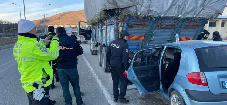 Bayburt'ta kamyona çarpan otomobilin sürücüsü yaralandı