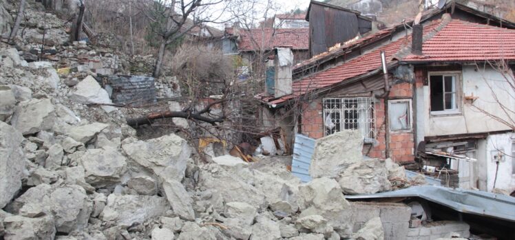 Beypazarı'nda kopan kaya parçaları bazı evlerde hasara yol açtı