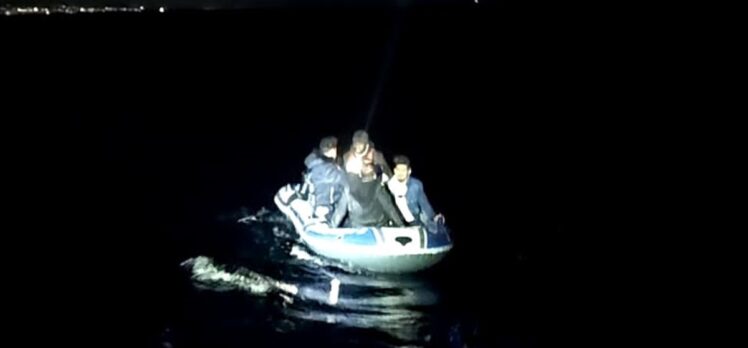 Bodrum açıklarında sürüklenen lastik bottaki 6 düzensiz göçmen kurtarıldı
