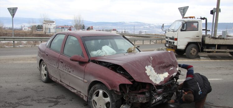 Bolu'da otomobillerin çarpıştığı kazada 4 kişi yaralandı