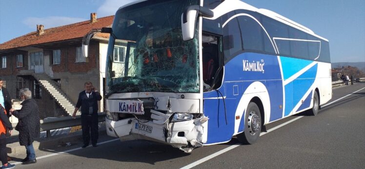 Bolu'da yolcu otobüsüyle çarpışan traktörün sürücüsü öldü