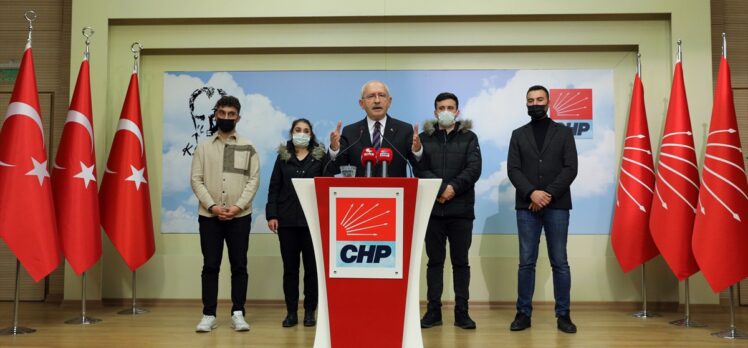 CHP Genel Başkanı Kılıçdaroğlu, mülakatlarda elenen gençlerle basın toplantısı düzenledi: