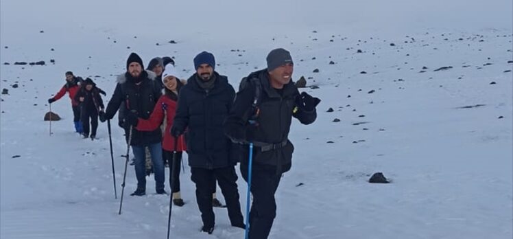 Dağcılar Kars'taki Büyük Yahni Dağı'na tırmanıp şehitleri anıyor