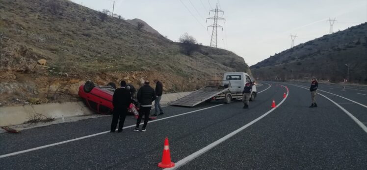 Elazığ'da otomobilin devrilmesi sonucu 3 kişi yaralandı