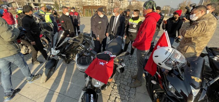 Elazığ'da polis ve jandarma motosiklet sürücülerine kask dağıttı