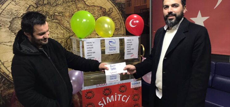 Engelli Emre, bağışlanan simit arabasıyla ekmek teknesine kavuştu