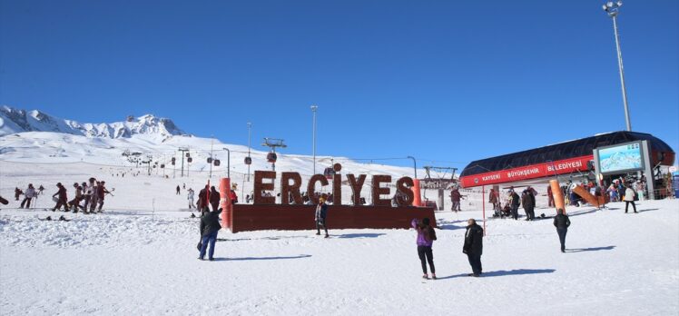 Erciyes Kayak Merkezi'nde hafta sonu yoğunluğu