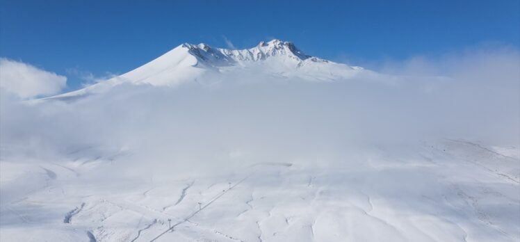 Erciyes'in yüksek kesimlerinde kar kalınlığı 50 santimetreye ulaştı