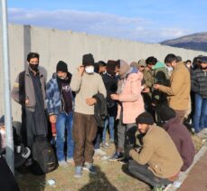 Erzincan'da tırın dorsesinde 56 düzensiz göçmen yakalandı