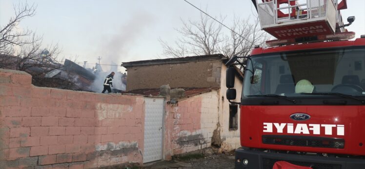 Erzincan'da yangına müdahale eden itfaiye eri çatıdan düşerek yaralandı