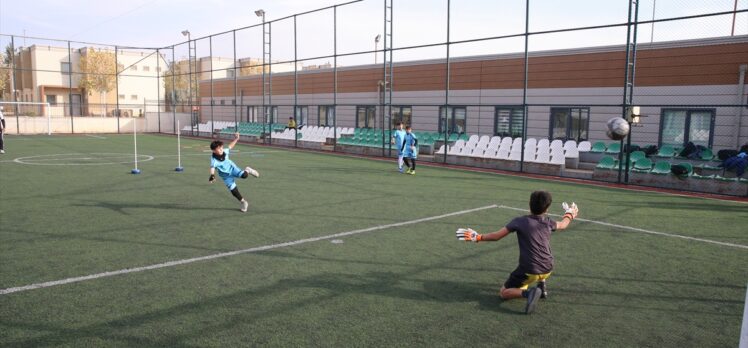 Futbol tutkunu Suriyeli yetim çocukların hayali Galatasaray altyapısı