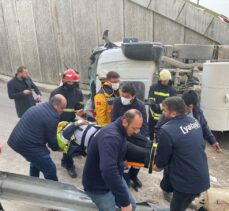 Gaziantep'te devrilen mikserdeki beton yola döküldü