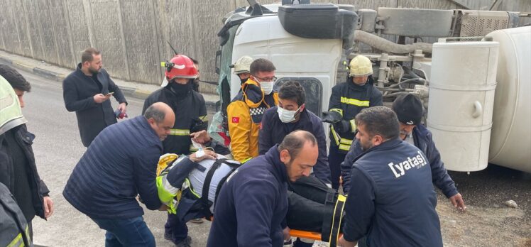 Gaziantep'te devrilen mikserdeki beton yola döküldü