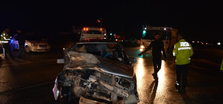 Gaziantep'te tıra çarpan otomobildeki 5 kişi yaralandı