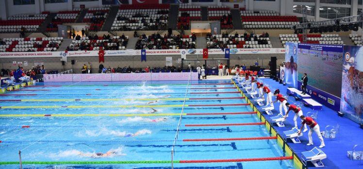 Gençlik ve Spor Bakanı Kasapoğlu, Gaziantep'te yüzme şampiyonasını izledi: