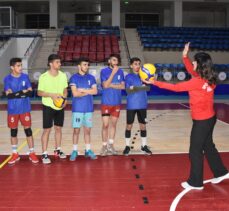 Hakkari'de kadın antrenörün çalıştırdığı erkek voleybol takımı 1. ligi hedefliyor