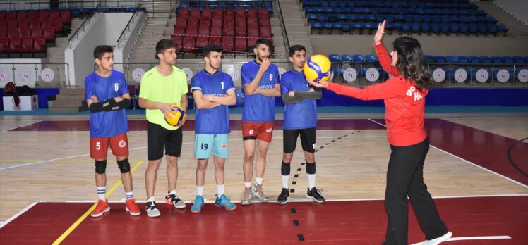 Hakkari'de kadın antrenörün çalıştırdığı erkek voleybol takımı 1. ligi hedefliyor