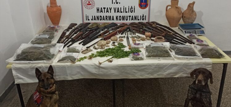 Hatay'da 117 sikke ve 16 ruhsatsız silah bulunan evdeki 2 zanlıya gözaltı