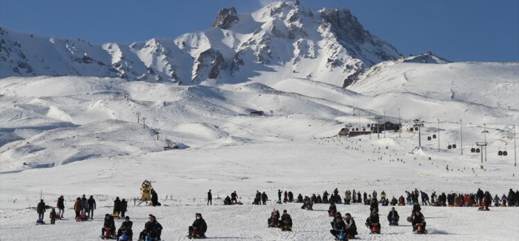 İç Anadolu'nun “zirvesi” Erciyes'te pistler kayakseverlerle doldu