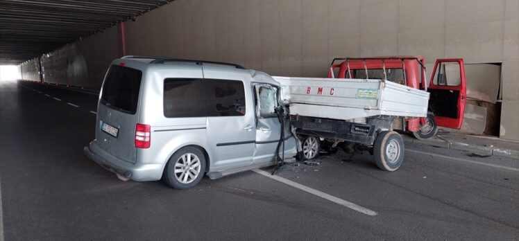 Isparta'da otomobilin kamyonete çarptığı kazada 2 kişi yaralandı