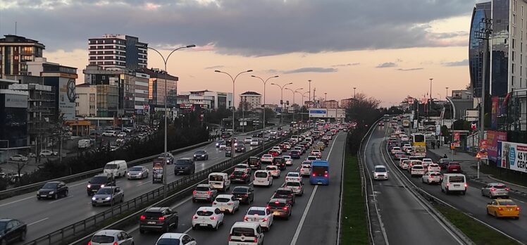 İstanbul'da haftanın ilk iş günü trafik yoğunluğu yaşanıyor