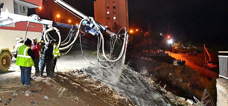 İzmir'de istinat duvarının çökmesi nedeniyle boşaltılan binalarda hasara rastlanmadı