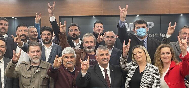 İzmir'de İYİ Parti'den istifa eden 14 kişi MHP'ye katıldı