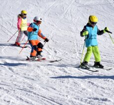 Kayakseverler hafta sonu Palandöken Kayak Merkezi'ne akın etti