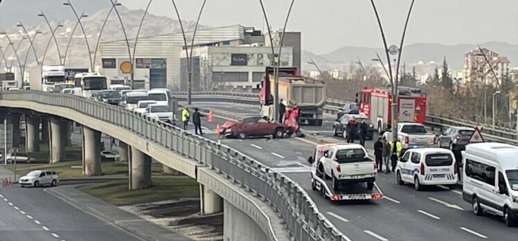 Kayseri'de otomobil ile pikabın çarpıştığı kazada 4 kişi yaralandı