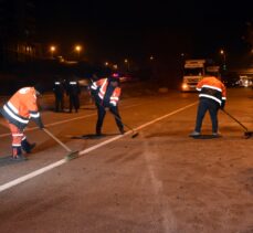 Kırıkkale'de kaza yerini temizleyen 2 işçi, otomobilin çarpması sonucu yaralandı