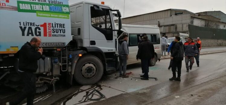 Kocaeli'de işçi servisi ile temizlik kamyonunun çarpıştığı kazada 8 kişi yaralandı