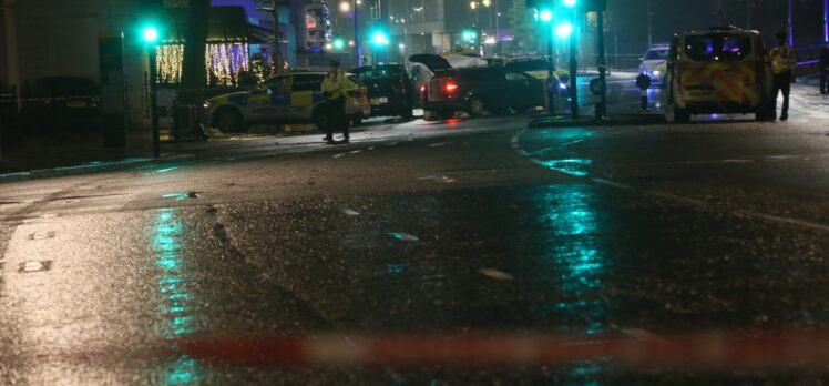 Londra’da bankaya silahla giren bir kişi vurularak öldürüldü