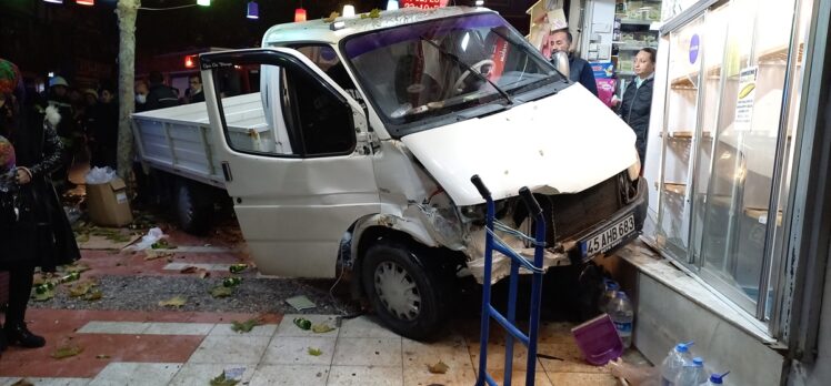 Manisa'da kamyonetle otomobilin çarpıştığı kazada biri çocuk 3 kişi yaralandı