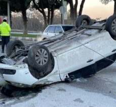 Manisa'da refüje çarparak devrilen otomobildeki 4 kişi yaralandı