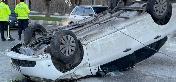 Manisa'da refüje çarparak devrilen otomobildeki 4 kişi yaralandı