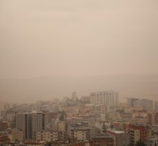 Mardin'de toz fırtınası görüş mesafesini düşürdü