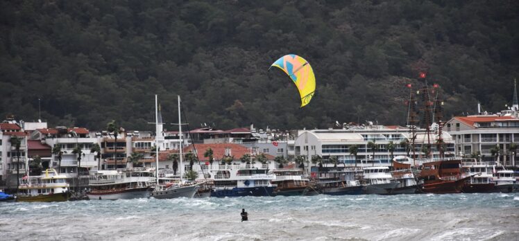 Marmaris'te adrenalin tutkunları güneyden esen rüzgarla sörf yaptı